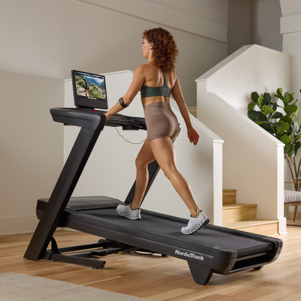 Treadmill workout with ActivePulse in target Heart Rate Zone 2.